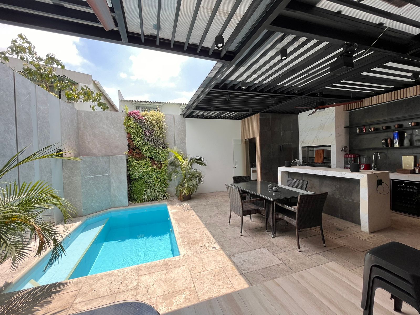 Casa con piscina en Altos del Rio 4 dormitorios