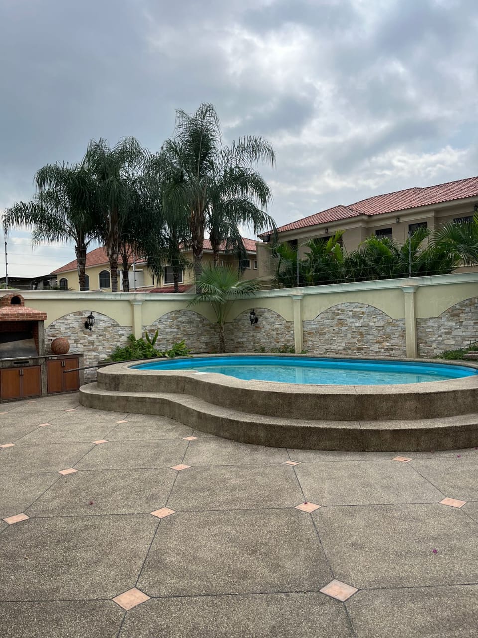 Santa María Casa Grande con piscina 11 Amplia sala, detalles de mármol bien cuidados