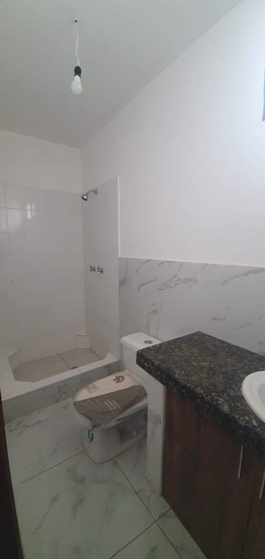 VENTA casa de ESTRENO EL CONDADO 11 Los baños con detalles y sanitarios de primer nivel