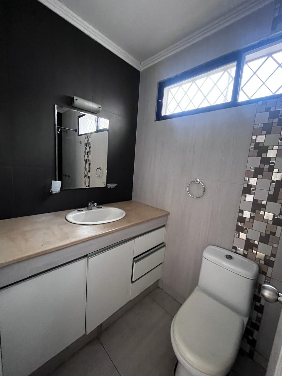 Kennedy Norte - Alquiler 8 Baño de cuarto secundario, lindos acabados