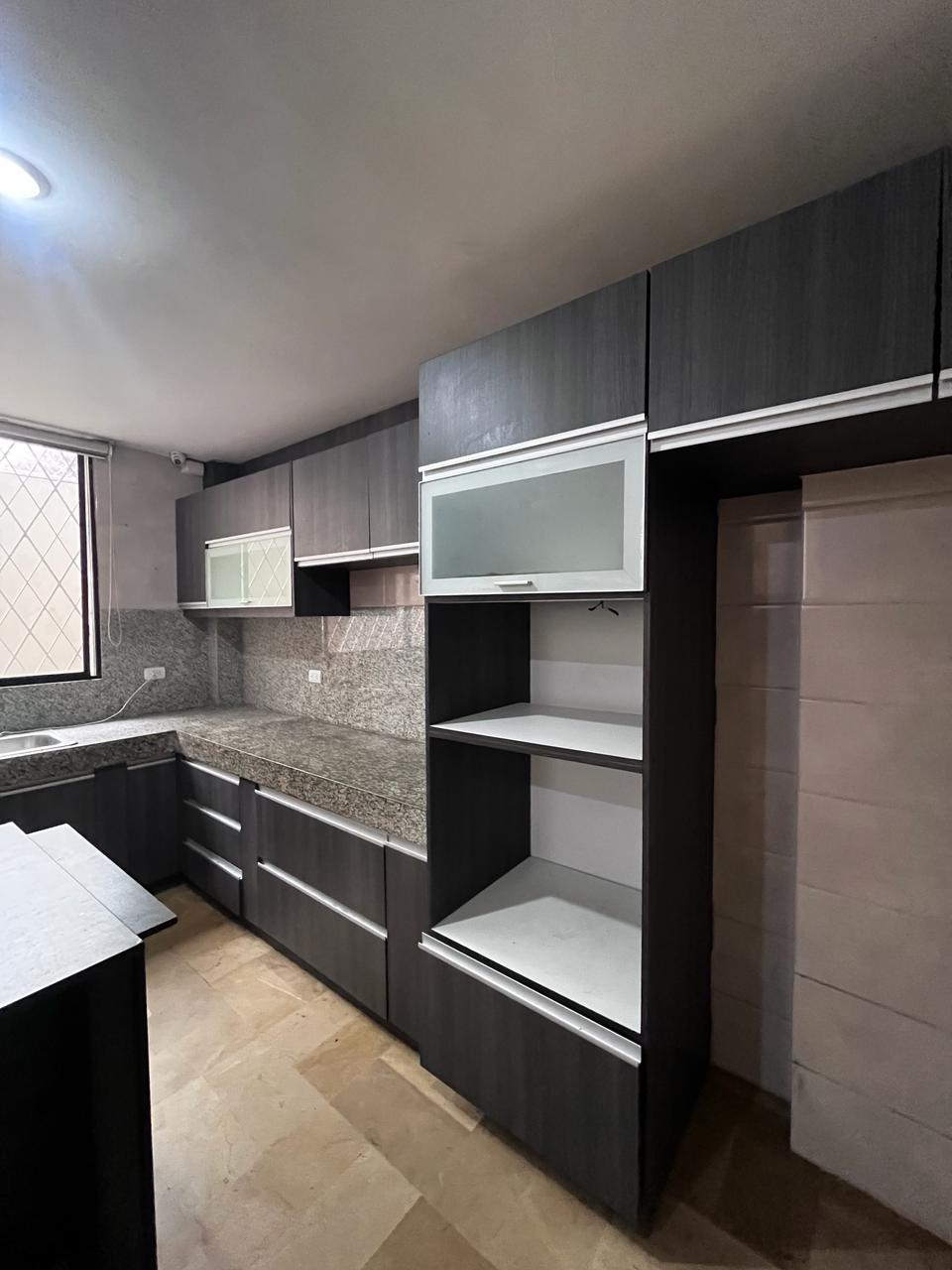 Kennedy Norte - Alquiler 4 Cocina moderna, amplia, anaqueles altos y bajos