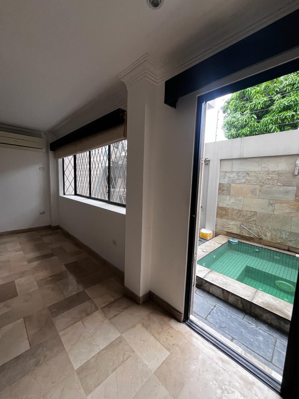 Kennedy Norte - Alquiler 3 Vista desde la sala y bar hacia el patio tiene bbq y jacuzzi