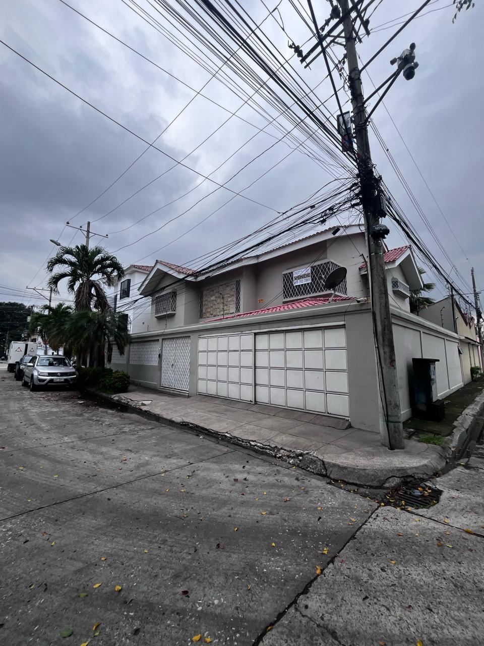 Kennedy Norte - Alquiler 12 Casa esquinera