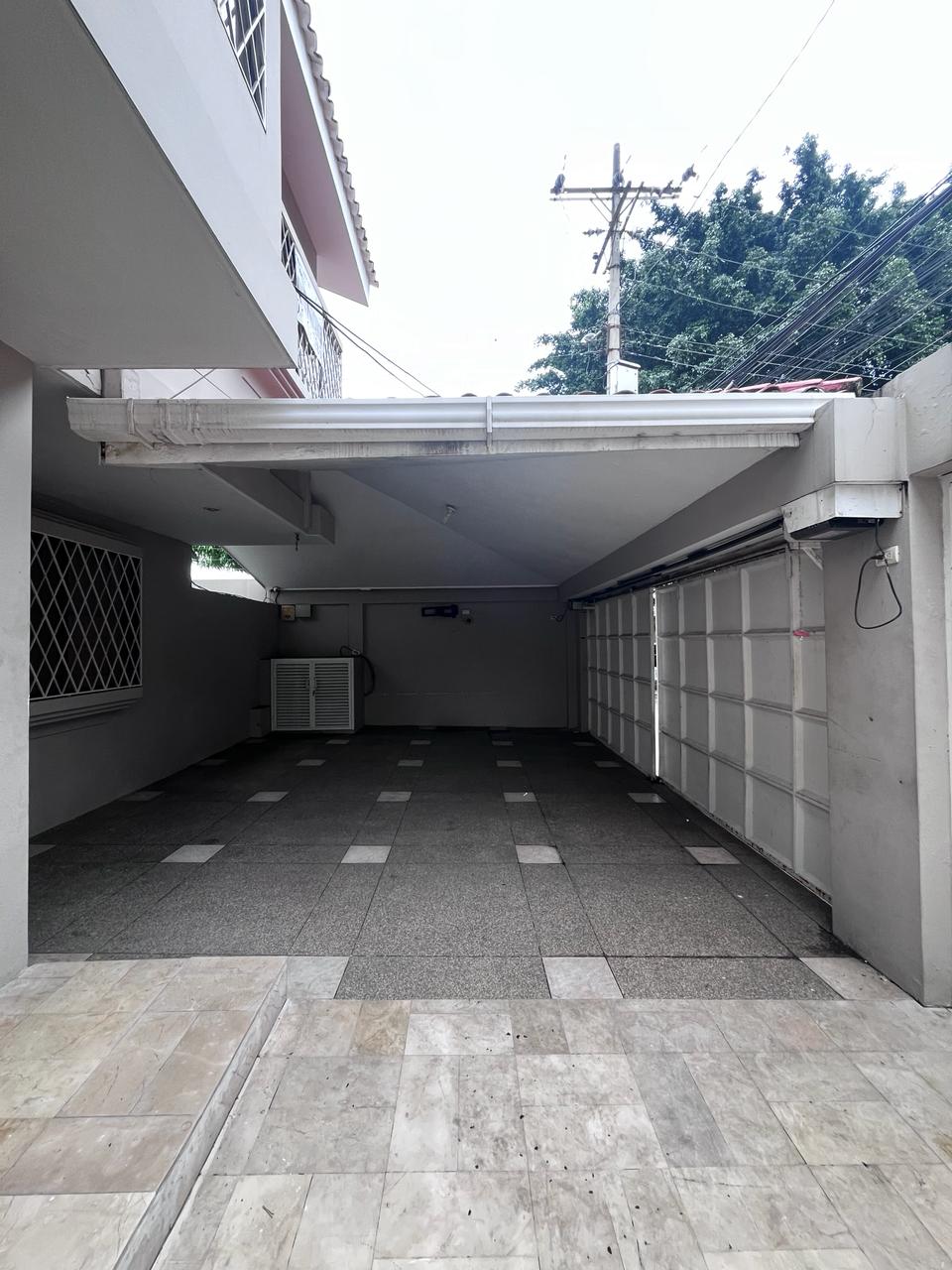 Kennedy Norte - Alquiler 5 Vista interna lateral del garaje