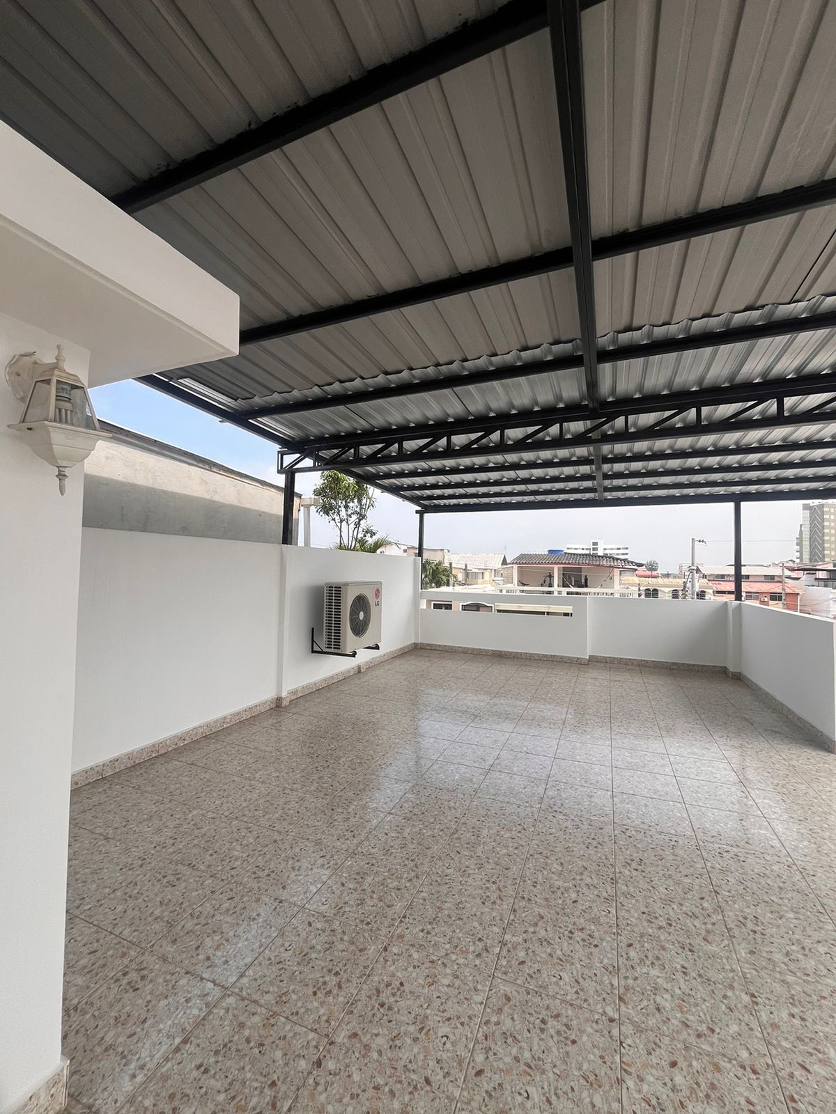 Departamento Entre Ríos 10 Area social del edificio piscina, bbq, muebles de teca