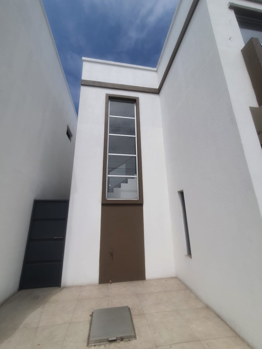 Fachada de la casa , entrada