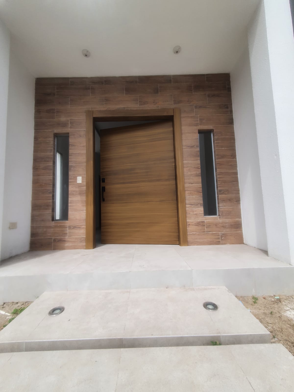 Amplia sala, detalles de mármol bien cuidados